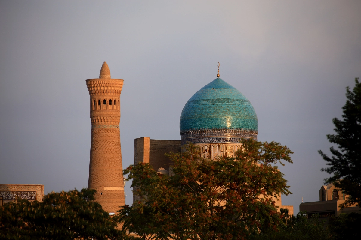 Buhara’da Kalon Minaresi ve turkuaz kubbe