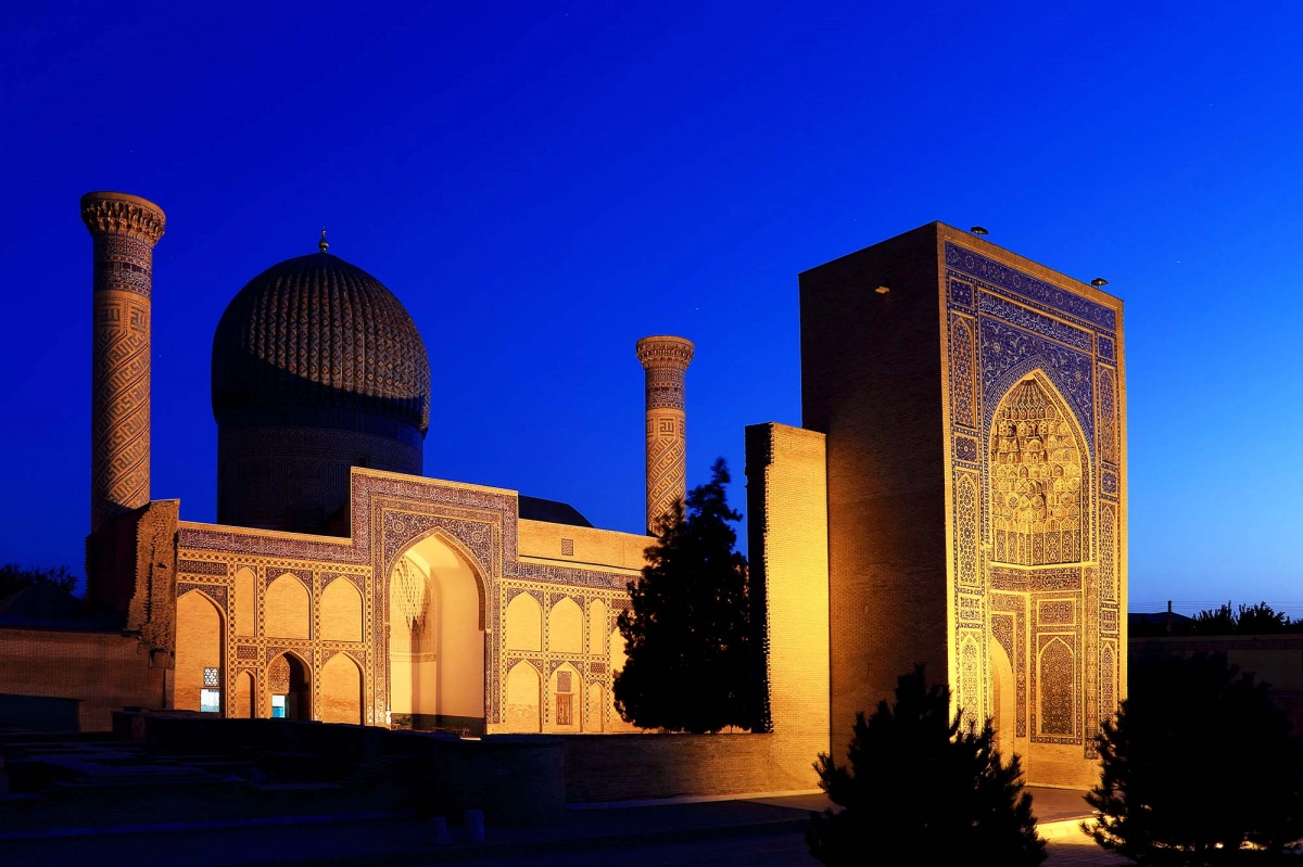 Вечерний Самарканд во время культурного тура Самарканд и Бухара
