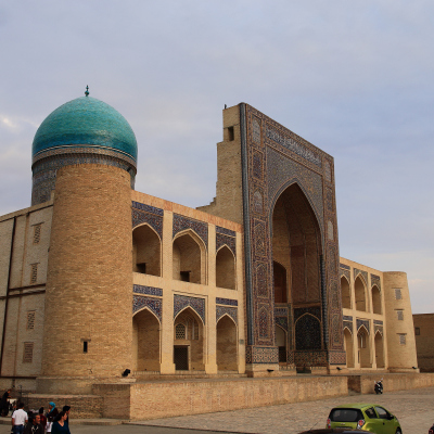 Eine Kleingruppenreise nach Usbekistan im Jahr 2023 beinhaltet Exkursionen.