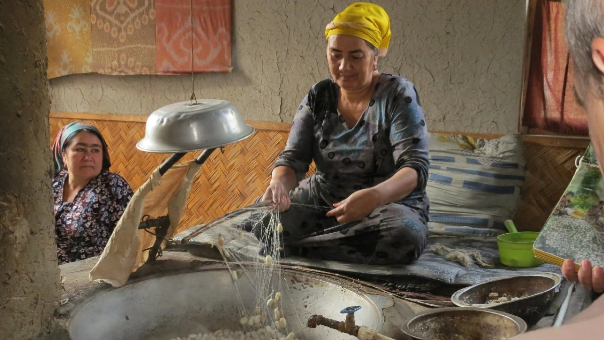 Шёлковые нити на фабрике в Маргилане