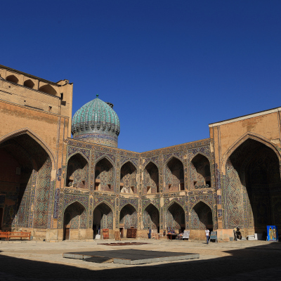 Eine Kleingruppenreise nach Usbekistan im Jahr 2023 beinhaltet Exkursionen.