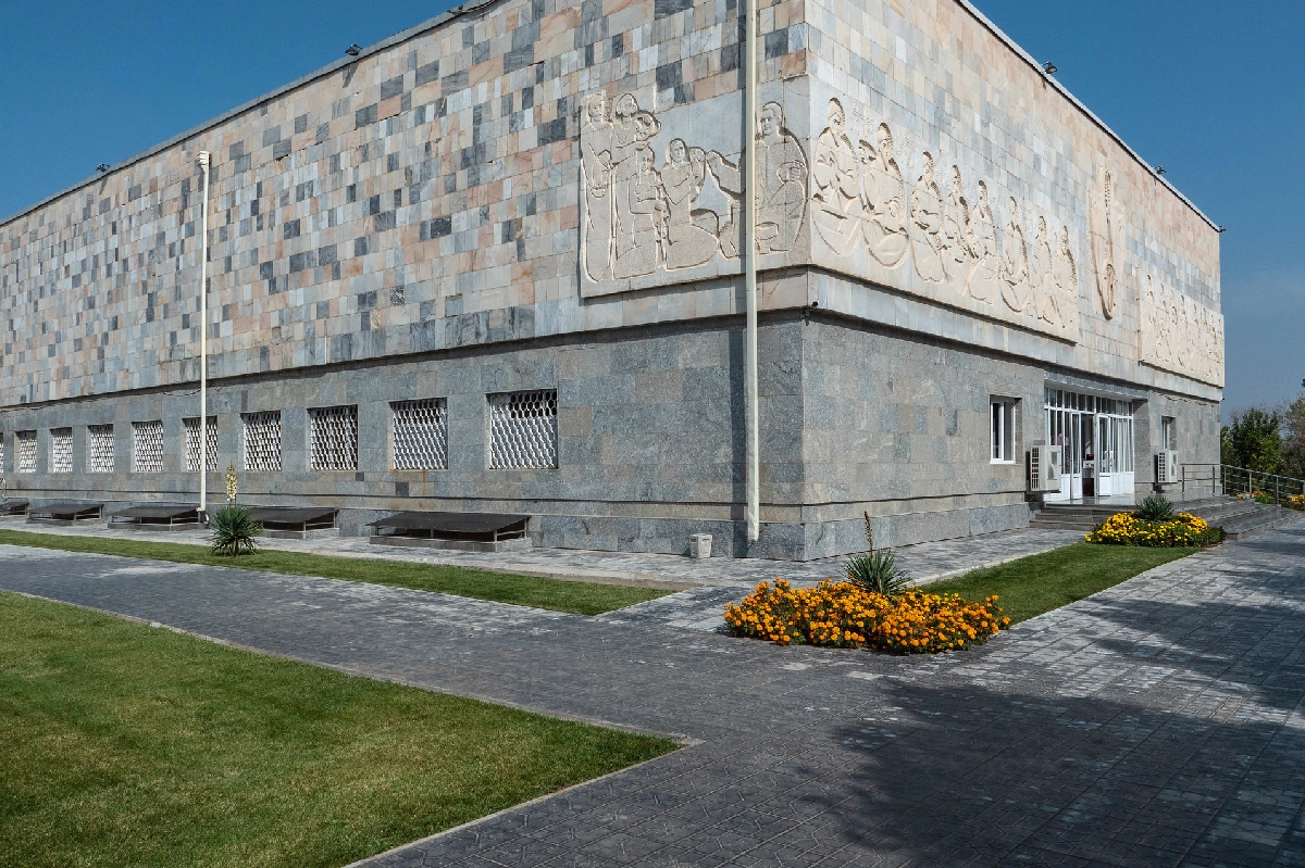 Façade du musée d’Afrasiab avec panneaux de pierre à Samarcande