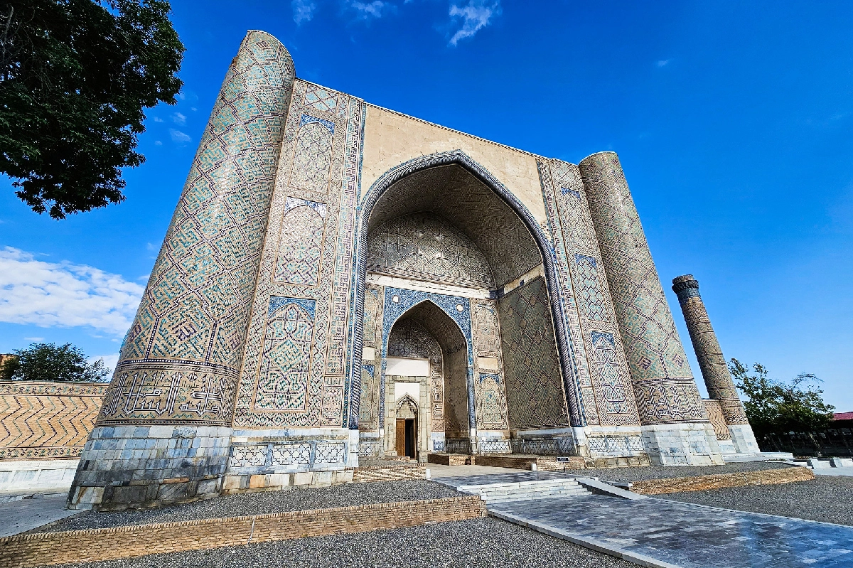 Portail de la mosquée Bibi-Khanum décoré de mosaïques à Samarcande
