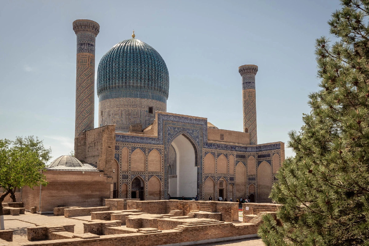 Mausolée de Gour-Émir avec dôme turquoise et minarets à Samarcande