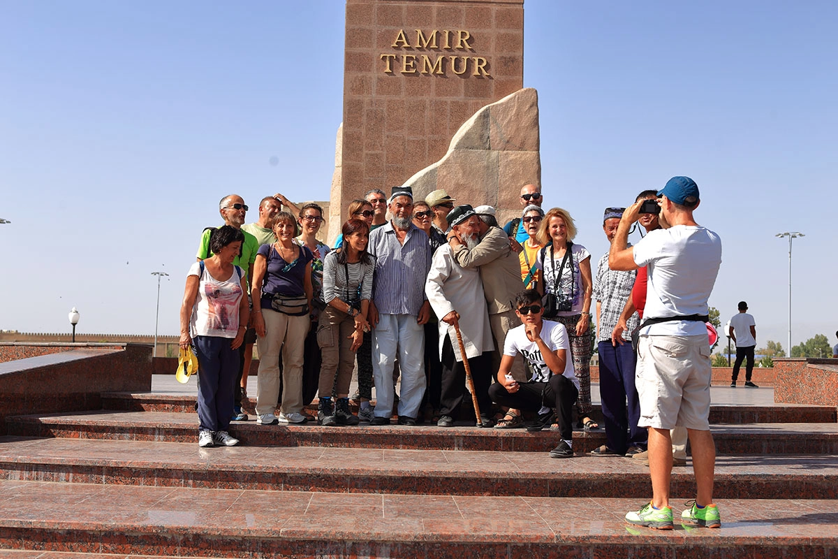 Фото-пауза у памятника Амиру Темуру Путешественники фотографируются у памятника Амиру Темуру в Шахрисабзе