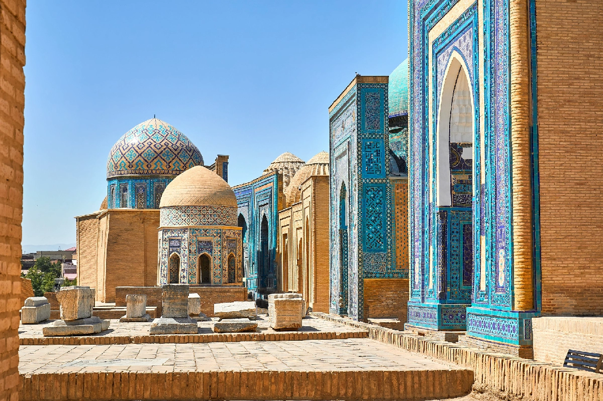 Allée de mausolées de Shah-i-Zinda avec façades en céramique bleue à Samarcande