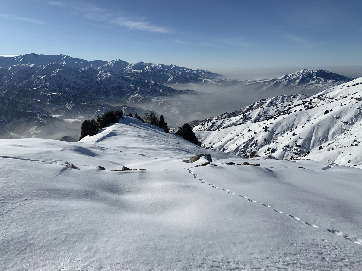 Winterlicher Blick auf Berge und Tal bei Amirsoy