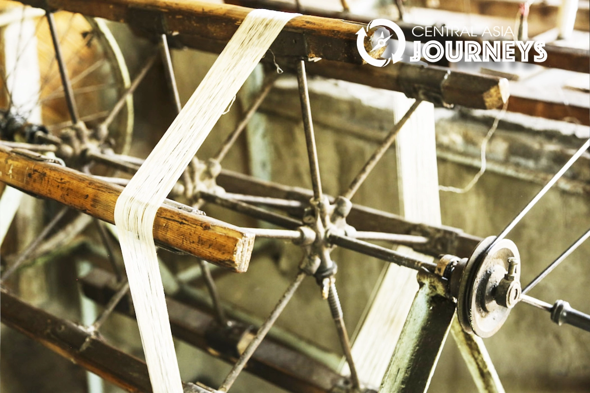 Шёлковые нити на фабрике в Маргилане