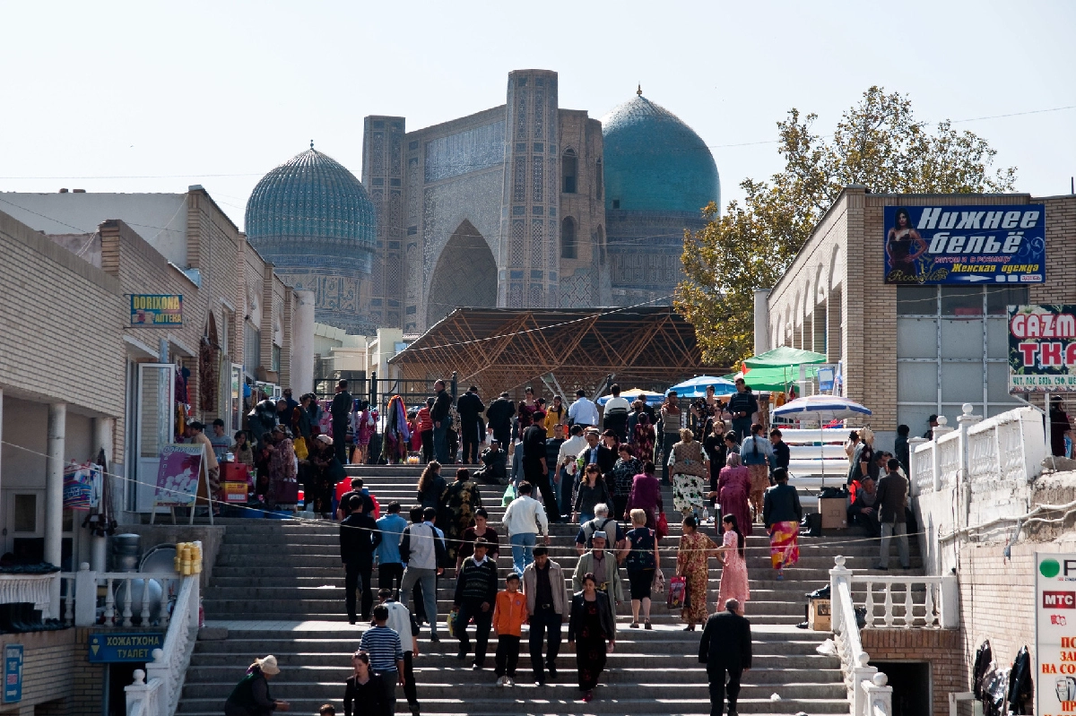 Escaliers du bazar de Siab avec la mosquée Bibi-Khanum en arrière-plan